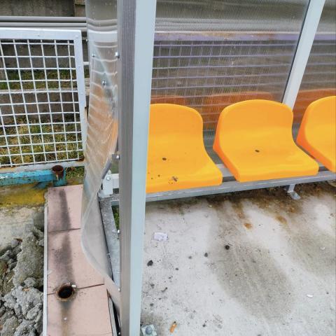 Wandale po raz kolejny zniszczyli wiatę na stadionie PTC Życie Pabianic