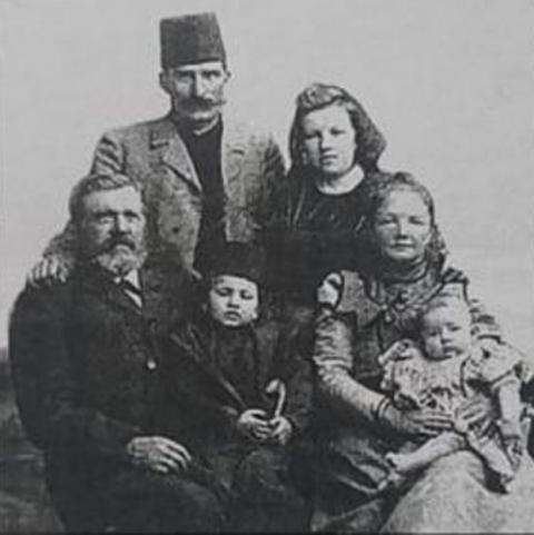 Rodzinna fotografia z około 1900 roku: Kasim Kiorhassan (w fezie na głowie), jego żona Maria z Neldnerów oraz polscy dziadkowie (Neldnerowie) z wnukami: Hamdim i Mahmudem-Tadeuszem.