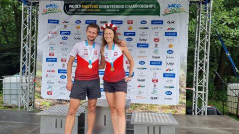 Mariusz Pabich i Maria Pabich (oboje Azymut Pabianice) z medalami mistrzostw świata masters w biegach na orientację Życie Pabianic
