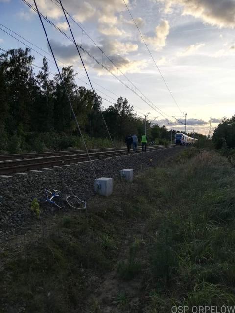 Pociąg potrącił rowerzystkę na "dzikim przejściu" przez tory kolejowe Życie Pabianic