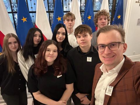 Uczniowie z Pabianic pojechali do Warszawy na spotkanie z posłem Haburą