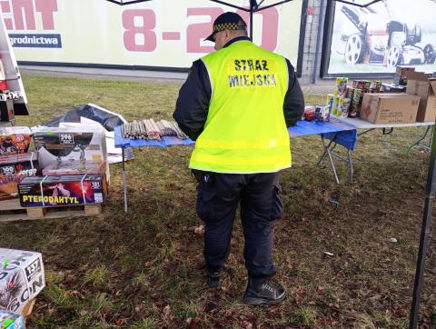 Policjanci kontrolują punkty sprzedaży fajerwerków Życie Pabianic