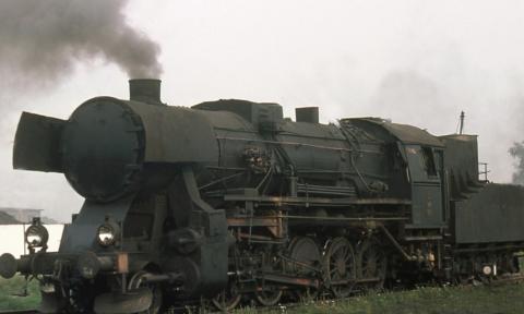 Do niemieckiej lokomotywy podłączono rury – z wodą i parą. Dzięki temu opalany węglem kocioł „ciuchci” ogrzewał pół zakładu. Kiełbasa była uratowana!