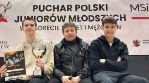 Od lewej floreciści Zjednoczonych: Tomasz Bartoszek, trener Przemysław Pawłowski i Stanisław Jurga Życie Pabianic