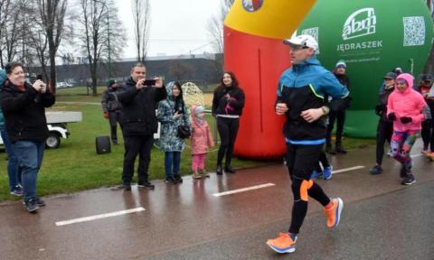 Wystartował! 42-letni Przemek Antczak przebiegnie 211 kilometrów w 5 dni