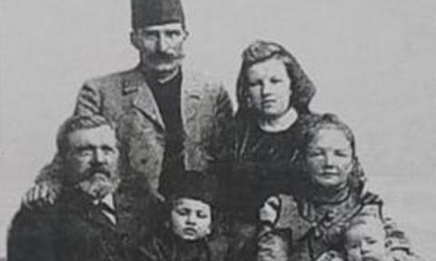 Rodzinna fotografia z około 1900 roku: Kasim Kiorhassan (w fezie na głowie), jego żona Maria z Neldnerów oraz polscy dziadkowie (Neldnerowie) z wnukami: Hamdim i Mahmudem-Tadeuszem.