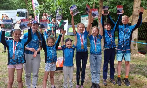 Najmłodsi biegacze UKS Azymut Pabianice wywalczyli grad medali w Pucharze Najmłodszych Życie Pabianic