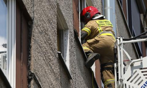 Strażacy weszli przez okno do mieszkania na 3 piętrze