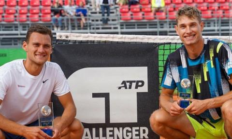 Wychowanek PKT Pabianice, Szymon Kielan (z lewej) wygrał turniej ATP w Tampere Życie Pabianic