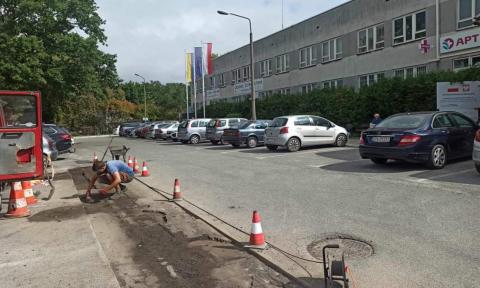 Parking przed szpitalem nieczynny Życie Pabianic 