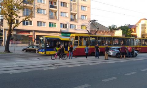 Osobówka zderzyła się z tramwajem Życie Pabianic 