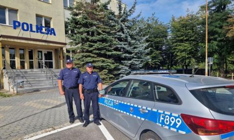 Policjanci eskortowali ranne dziecko do szpitala Życie Pabianic 