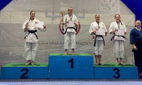 Wiktoria Nowak zdobyła dwa medale podczas zawodów karate we Wrocławiu Życie Pabianic