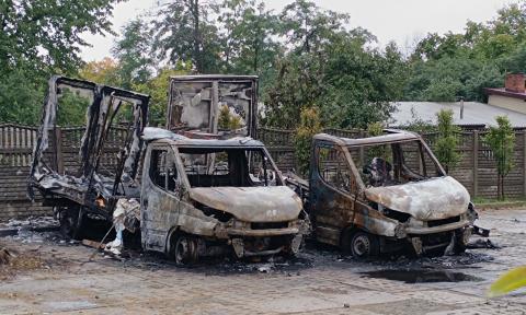 Ul. Partyzancka: na parkingu spłonęły doszczętnie samochody dostawcze