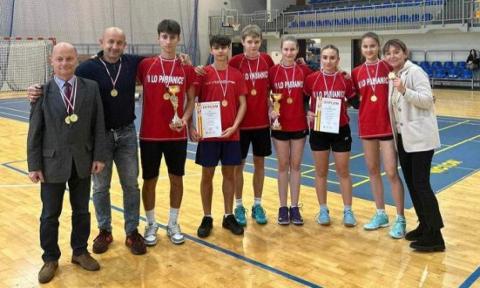 Drużyny badmintonistów II LO Pabianice zostały mistrzami województwa Życie Pabianic