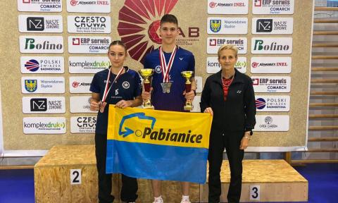 Szymon Gwiazda i Klaudia Płusa (oboje Korona Pabianice) z medalami mistrzostw Polski w badmintonie Życie Pabianic
