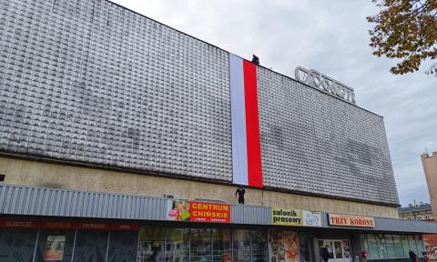 10-metrowa flaga zawisła w centrum miasta Życie Pabianic