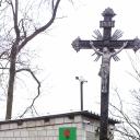 W około 150 metrów od miejsca zbrodni stoi dziś krzyż upamiętniający zamordowanych Polaków. Przeniesiono go 60 lat po wojnie z prywatnego pola na teren gminny Ksawerów.