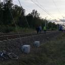 Pociąg potrącił rowerzystkę na "dzikim przejściu" przez tory kolejowe Życie Pabianic