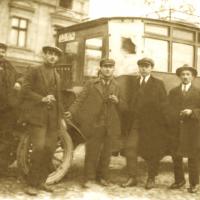 Rok 1935. Za chwilę odjedzie z Pabianic autobus firmy komunikacyjnej „Michał Raszka”