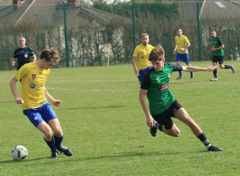Kasper Szczepański (w zielonej koszulce) strzelił gola dla Orła Piątkowisko Życie Pabianic