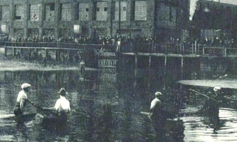 Rok 1930. Pabianiczanie przyglądają się  czyszczeniu i pogłębianiu stawu na Dobrzynce w okolicy ulicy Grobelnej