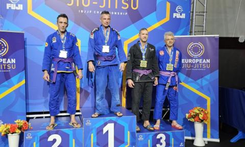 Wojownik Octopusa Pabianice Piotr Piestrzyński (pierwszy z prawej) na podium mistrzostw Europy w ju jitsu Życie Pabianic