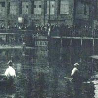 Rok 1930. Pabianiczanie przyglądają się  czyszczeniu i pogłębianiu stawu na Dobrzynce w okolicy ulicy Grobelnej